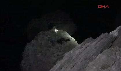 Antalya'da balık tutmak istediler; kayalıkta mahsur kaldılar