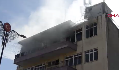 Antalya'da 5 katlı bina alevler içinde kaldı: Mahsur kalan çocukları itfaiye kurtardı