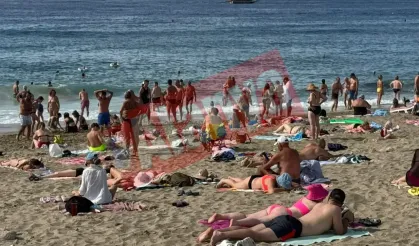Alanya Kleopatra Plajı’nda ‘Yaz daha bitmedi’ dedirten görüntüler