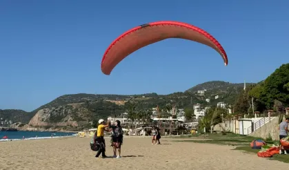 Alanya’da yamaç paraşütü sezonu devam ediyor