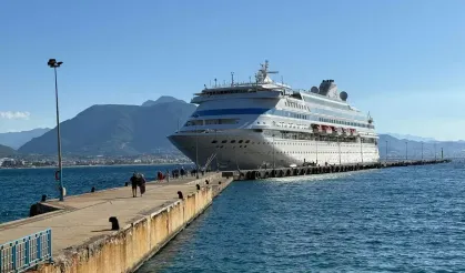 Rus turistler kruvaziyerle Alanya'da