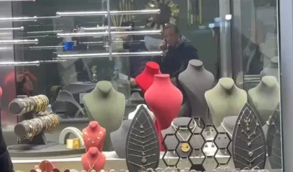 Kasklı soyguncu kuyumcudan 5 kilo altınla kaçtı