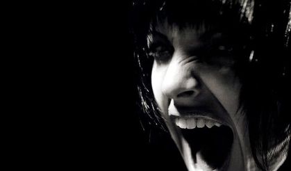 Aldatıldığını öğrenince deliye dönüp bütün eşyaları kesti