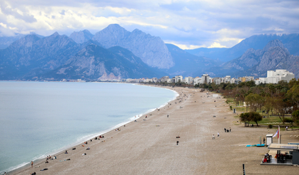 Antalya’da bayram arifesinde sahil doldu: Konyaaltı’na yoğun ilgi