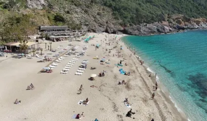 Alanya’da yaz erken geldi: 24 dereceyi gören hava sahilleri doldurdu