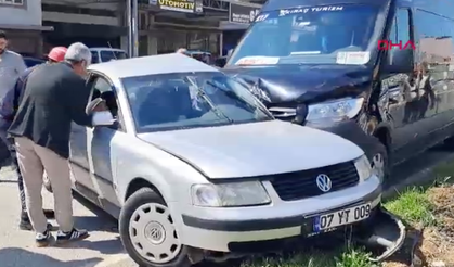 Serik’te tur minibüsü ile otomobil çarpıştı: 2 yaralı