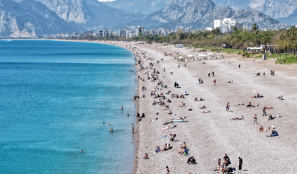 Antalya’da yazdan kalma gün: Konyaaltı Sahili doldu taştı
