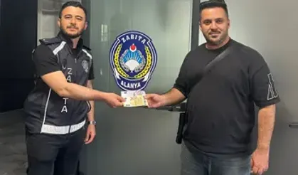 Alanya'da insanlık dersi: Yerde bulduğu parayı zabıtaya teslim etti
