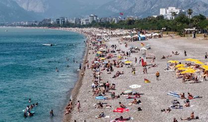 Bayram tatili başladı, Antalya sahilleri doldu taştı