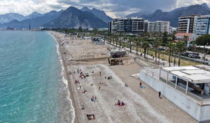 Konyaaltı Sahili’nde iş makineleri tepki çekti: Turistler yanında çalışma yapıldı