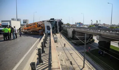 Antalya Aksu'da beton pompası üst geçitte asılı kaldı