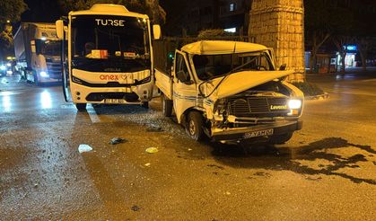 Alanya’da kamyonet ile midibüs çarpıştı: 1 yaralı