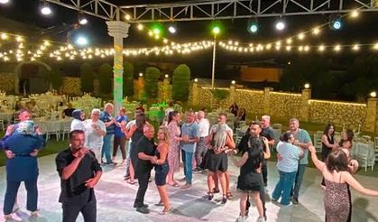 Gelin evlenmekten vazgeçti, damat vazgeçmedi düğünü tek başına yaptı