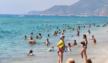 Alanya'da sıcaktan bunalanlar sahillere akın etti