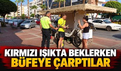 Manavgat’ta kırmızı ışıkta bekleyen motosiklet büfeye çarptı