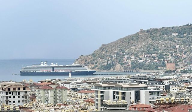 Alanya, dev kruvaziyer Oosterdam'ı ağırlıyor