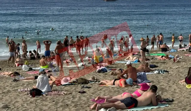Alanya Kleopatra Plajı’nda ‘Yaz daha bitmedi’ dedirten görüntüler