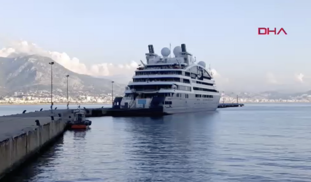 Fransız turistler, lüks yolcu gemisi ile Alanya'ya geldi