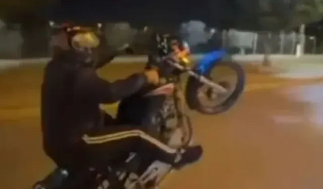 Plakasını kapattığı motosiklet ile tek teker üzerinde ilerleyen sürücünün ehliyeti iptal edildi