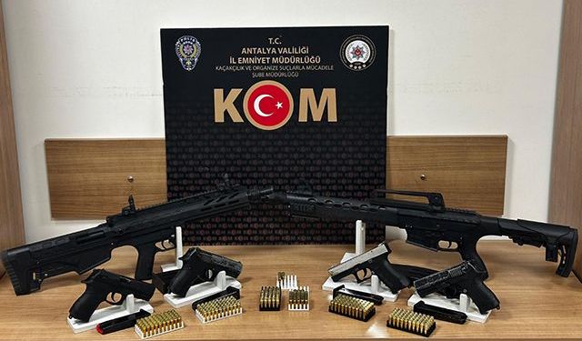 Alanya ve Manavgat'ta şafak operasyonu: Çok sayıda silah ve kaçak ürün ele geçirildi
