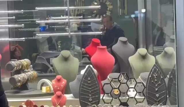 Kasklı soyguncu kuyumcudan 5 kilo altınla kaçtı