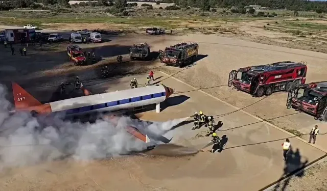 Antalya Havalimanı'nda hareketli anlar: Yanan uçağa saniyeler içinde müdahale ettiler