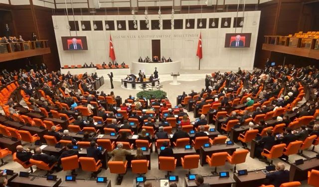 Meclis'i karıştıran görüntüler: Özgür Özel'den mezar başında rakılı görüntüler!