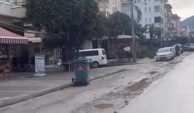 Alanya’da çamur ve çukur isyanı: Mahalleli de esnaf da dertli