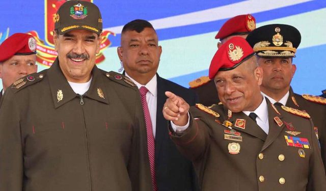 Venezuela'da sivil darbe mi? Maduro’ya yakın komutan görevden alındı