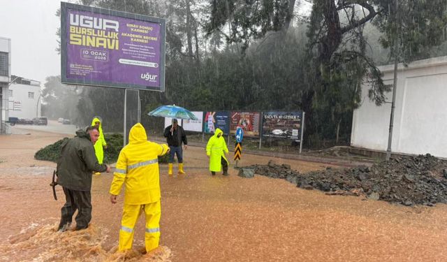 Antalya'da taşkın hayatı felç etti!