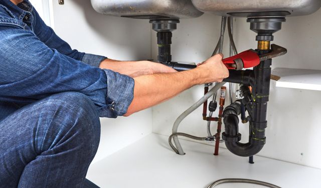 Ünlü teknik direktör tesisatçıyı dövdü