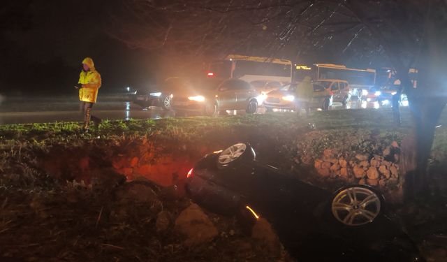 Antalya'da otomobil refüjdeki çukura düştü