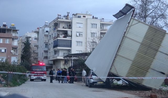 Antalya’da hortum ve sel hayatı felç etti