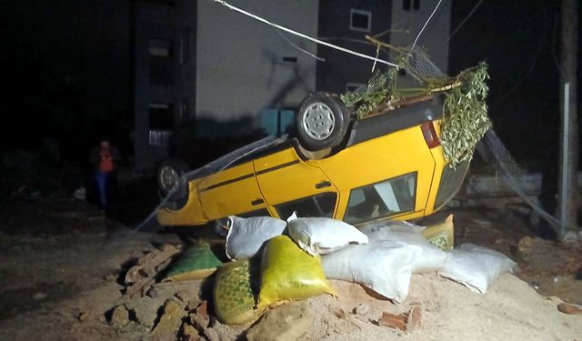 Manavgat'ı fırtına fena vurdu: evlerin çatıları uçtu; otomobil devrildi