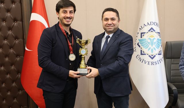 ALKÜ'nün şampiyonu kupasını aldı