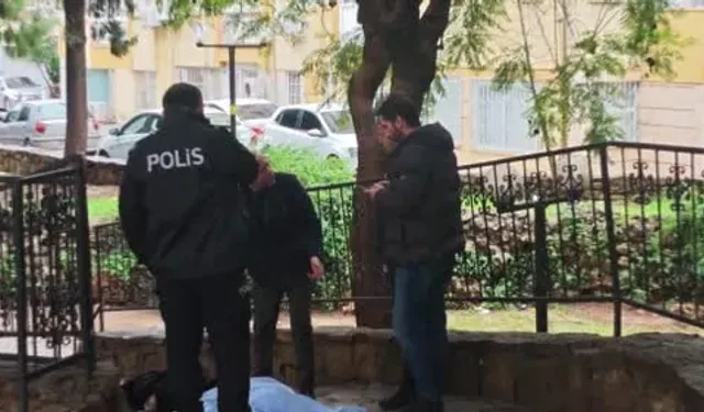 Antalya'da parkta kahreden görüntü: Hareketsiz yatan şahsın kimliği öğrenildi!