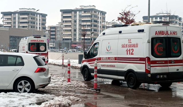 Boşanma aşamasında eşini koli bandıyla bağlayıp kezzap döktü