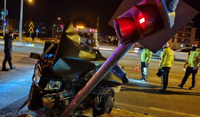 İki otomobil birbirine girdi