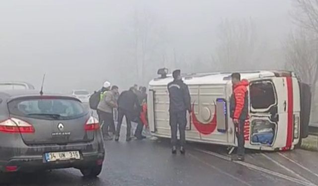 Bariyerlere çarpan ambulans devrildi