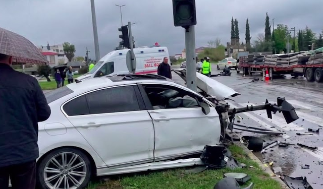 Alanya yolunda korkutan kaza: Direğe saplanıp ikiye bölündü