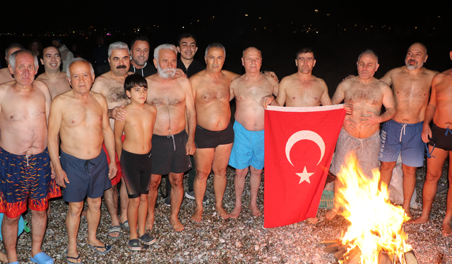 Antalya'da yeni yıla denizde girdiler