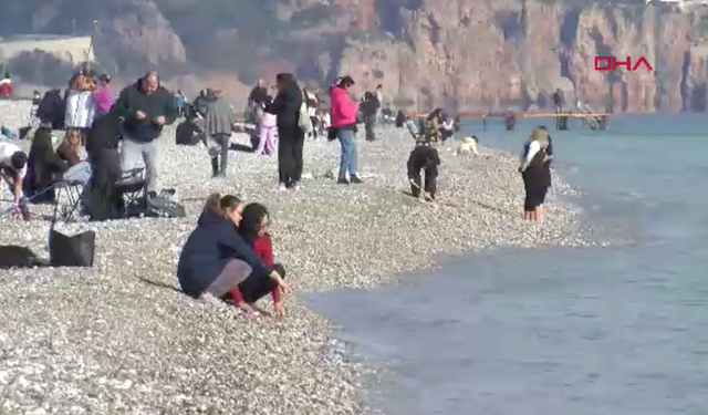 Antalya'da yeni yıl ilk haftasonunda sahiller doldu taştı