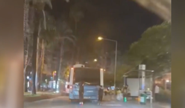 Antalya'da korkutan manzara: Hem kendilerinin hem sürücülerin canlarını tehlikeye attılar