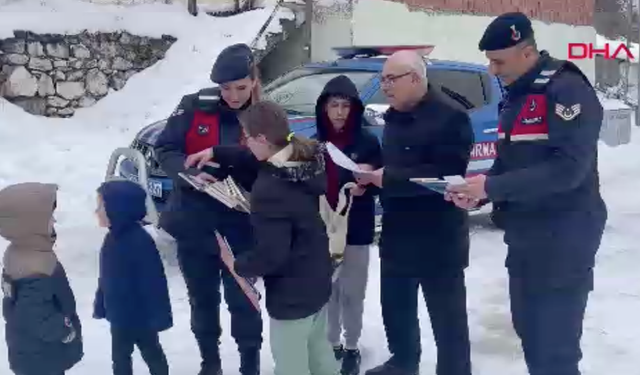 Öğrencilere karnelerini jandarma dağıttı