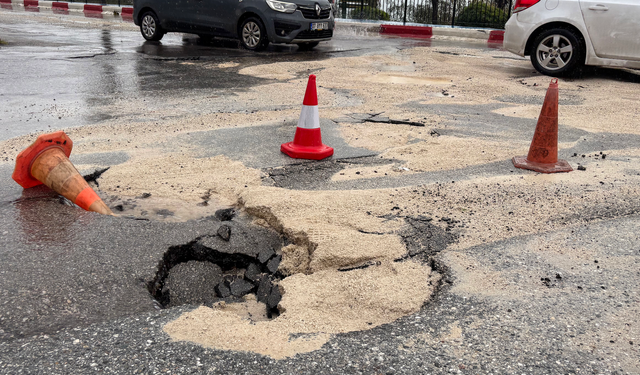 Antalya'yı şiddetli yağış fena vurdu: Yol çöktü