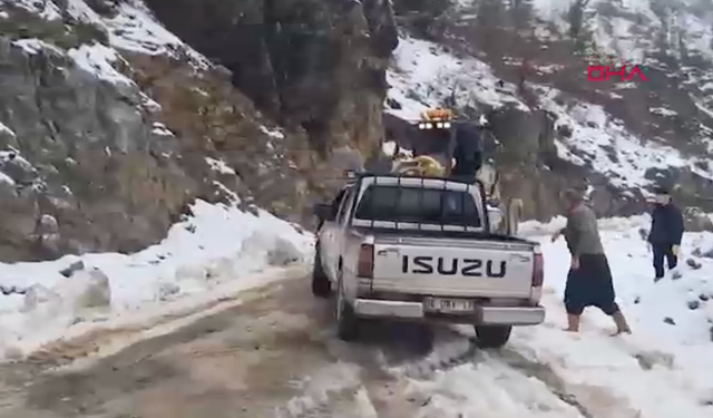 Antalya'da yüksek kesimlerde karla mücadele: Heyelan meydana geldi