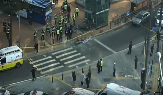 Yoldan çıkan belediye otobüsü bankaya girdi