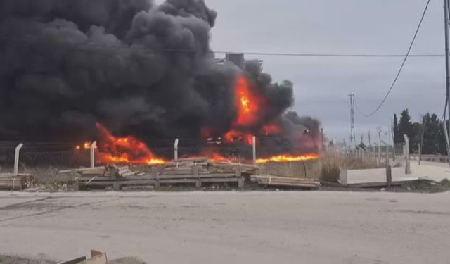 Palet ve plastik kasa deposu alev alev: Ekiplerin müdahalesi sürüyor