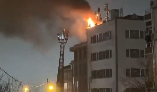 4 katlı binayı alevler sardı