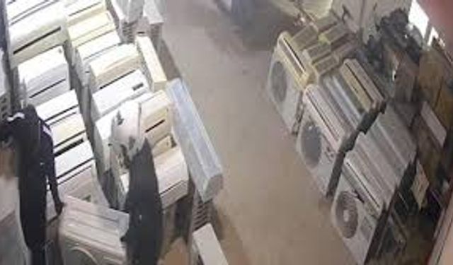 Antalya'da klima hırsızlığı kameralara böyle yansıdı: Tek tek götürdüler!